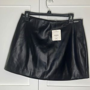 NWT Fabletics / faux leather / mini skirt / festival skirt / medium / black
